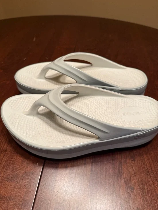 OOFOS White Platform Thong Sandals - Picture 2 of 5